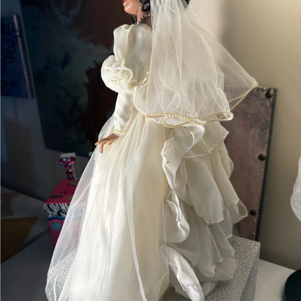 The Bradford Exchange elegant white